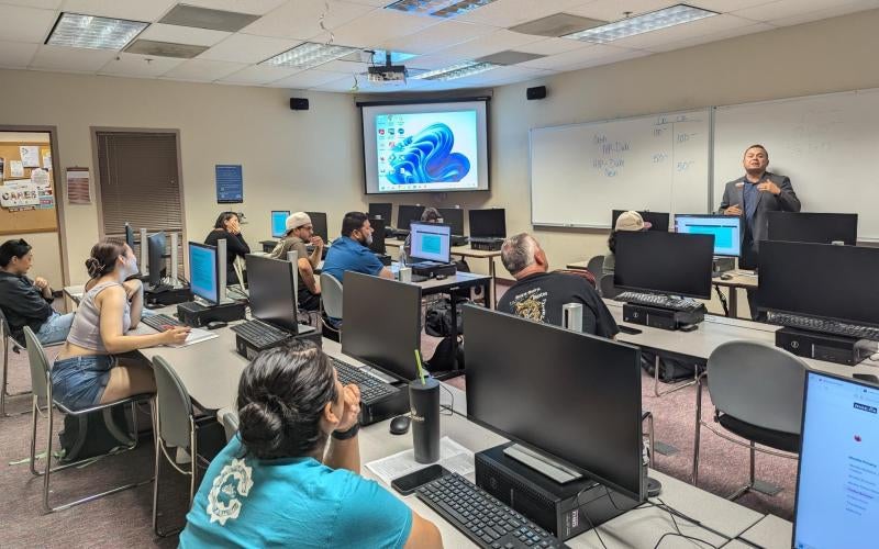 Art Morales of National Bank of Arizona presenting to students during the Arizona Western Food Incubator